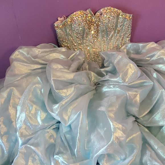 QUINCEAERA gown BY HOUSE OF WU - Picture 1 of 8